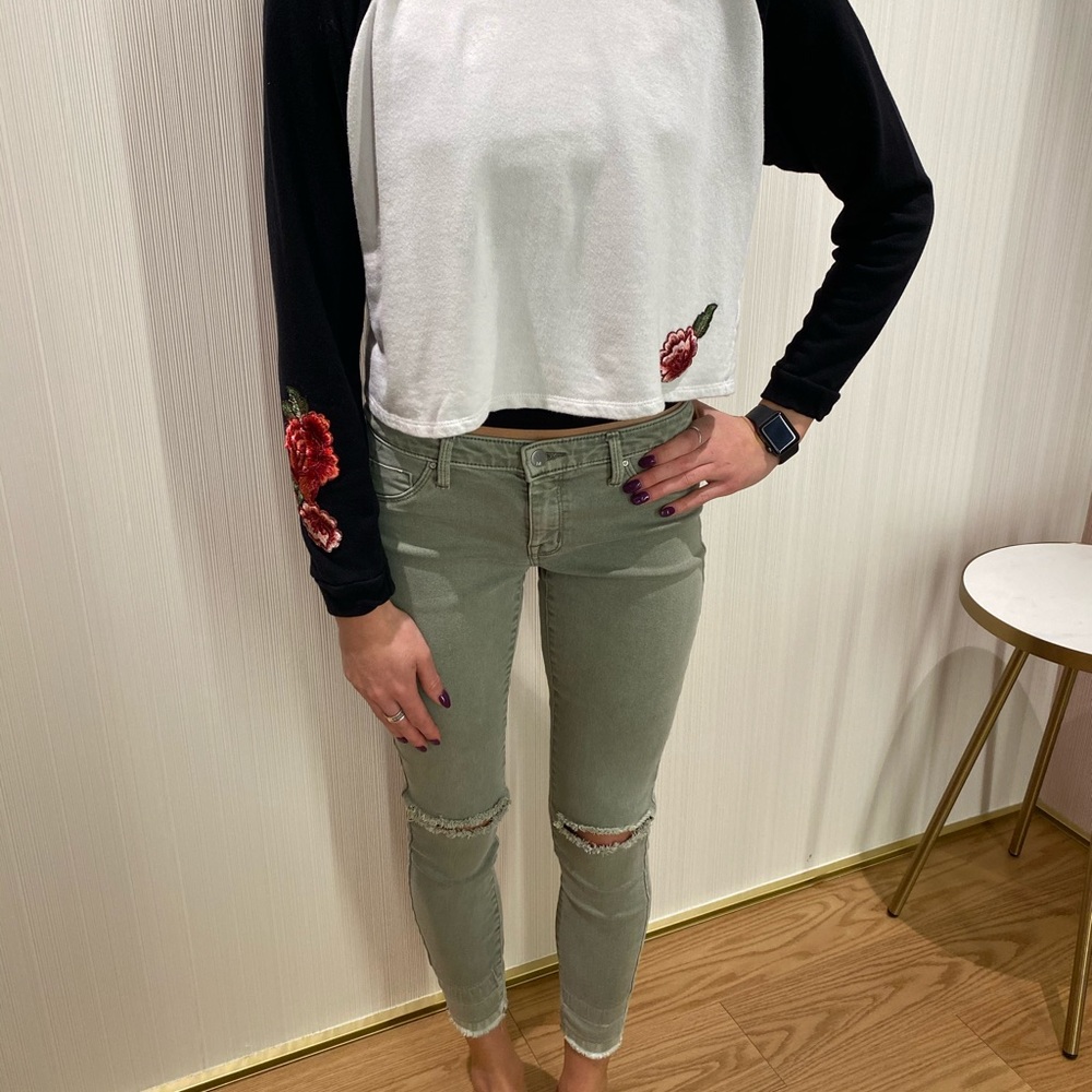 Long sleeve sweatshirt crop top